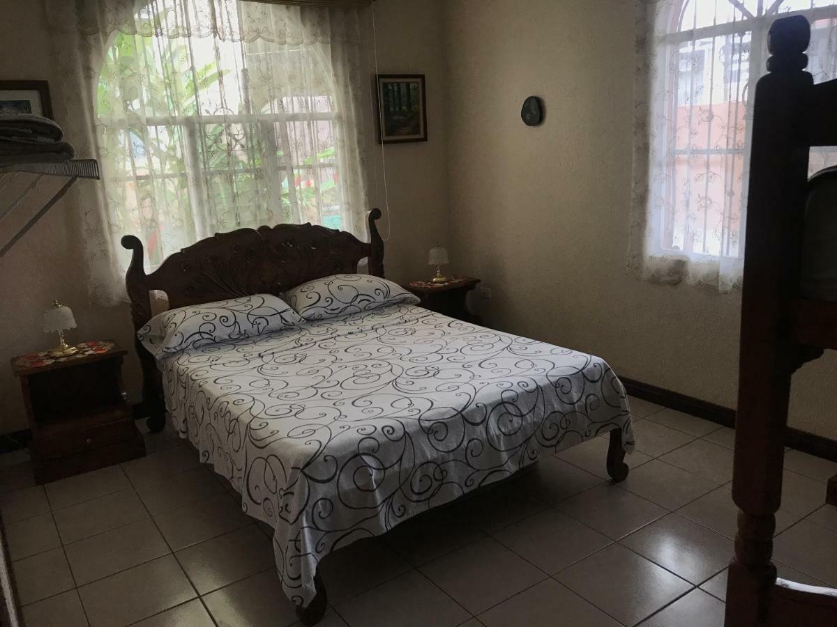 Casa Del Suizo Bed & Breakfast Desamparados  Bagian luar foto
