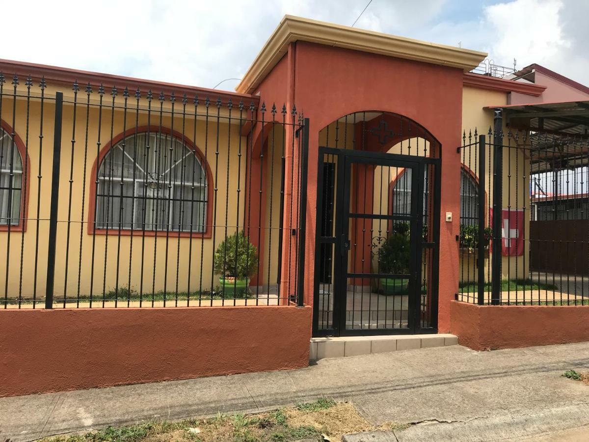 Casa Del Suizo Bed & Breakfast Desamparados  Bagian luar foto
