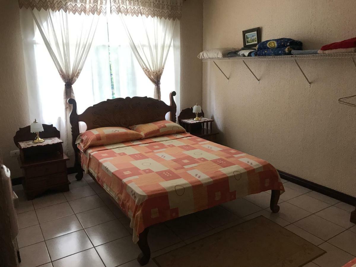Casa Del Suizo Bed & Breakfast Desamparados  Bagian luar foto